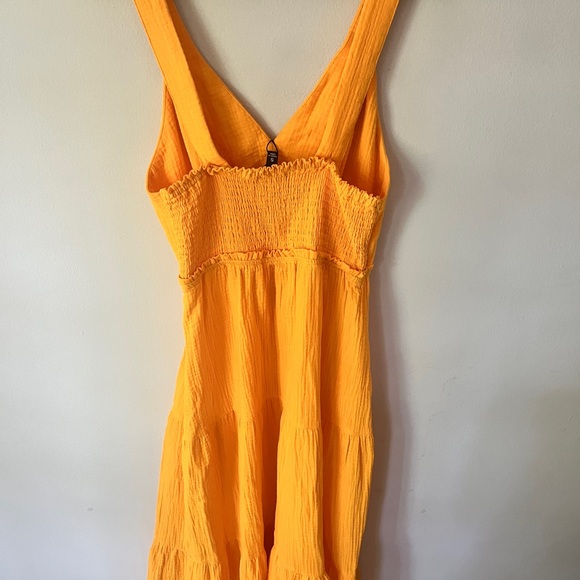 Steve Madden AMIRA TIERED COTTON MIDI DRESS IN SAFFRON - Picture 7 of 8
